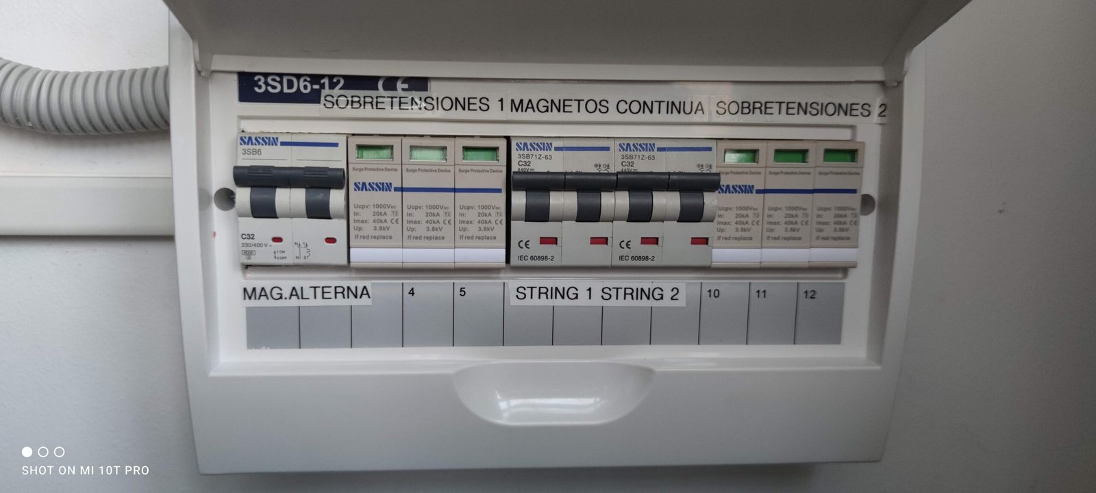 Detalle de conexión y panel solar en revisión técnica