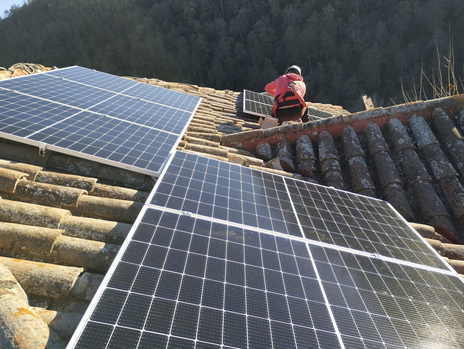 Instalación solar residencial y trabajo seguro en cubierta
