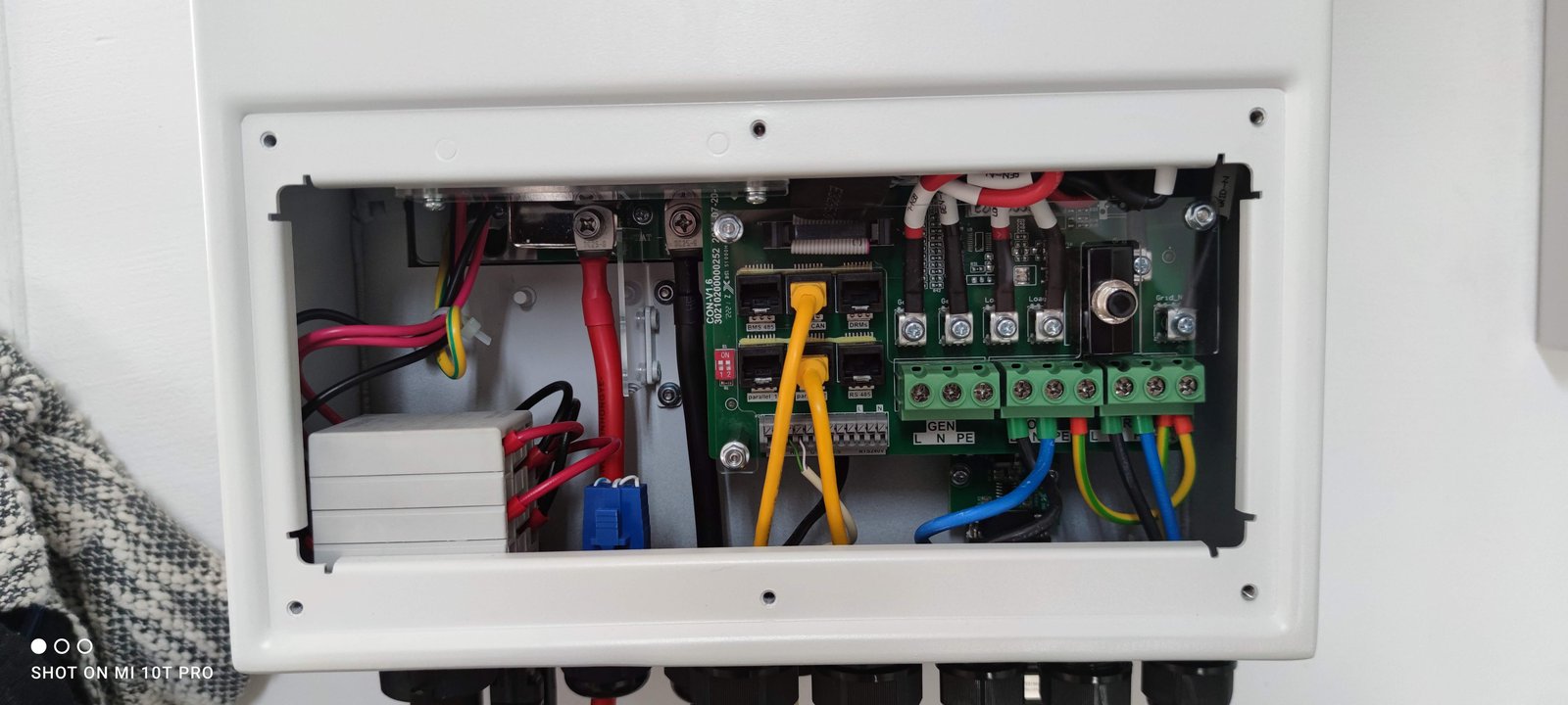 Cuadro eléctrico de una instalación fotovoltaica revisado en detalle
