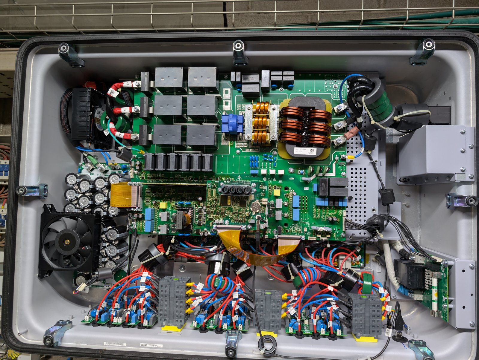 Interior de inversor fotovoltaico en revisión