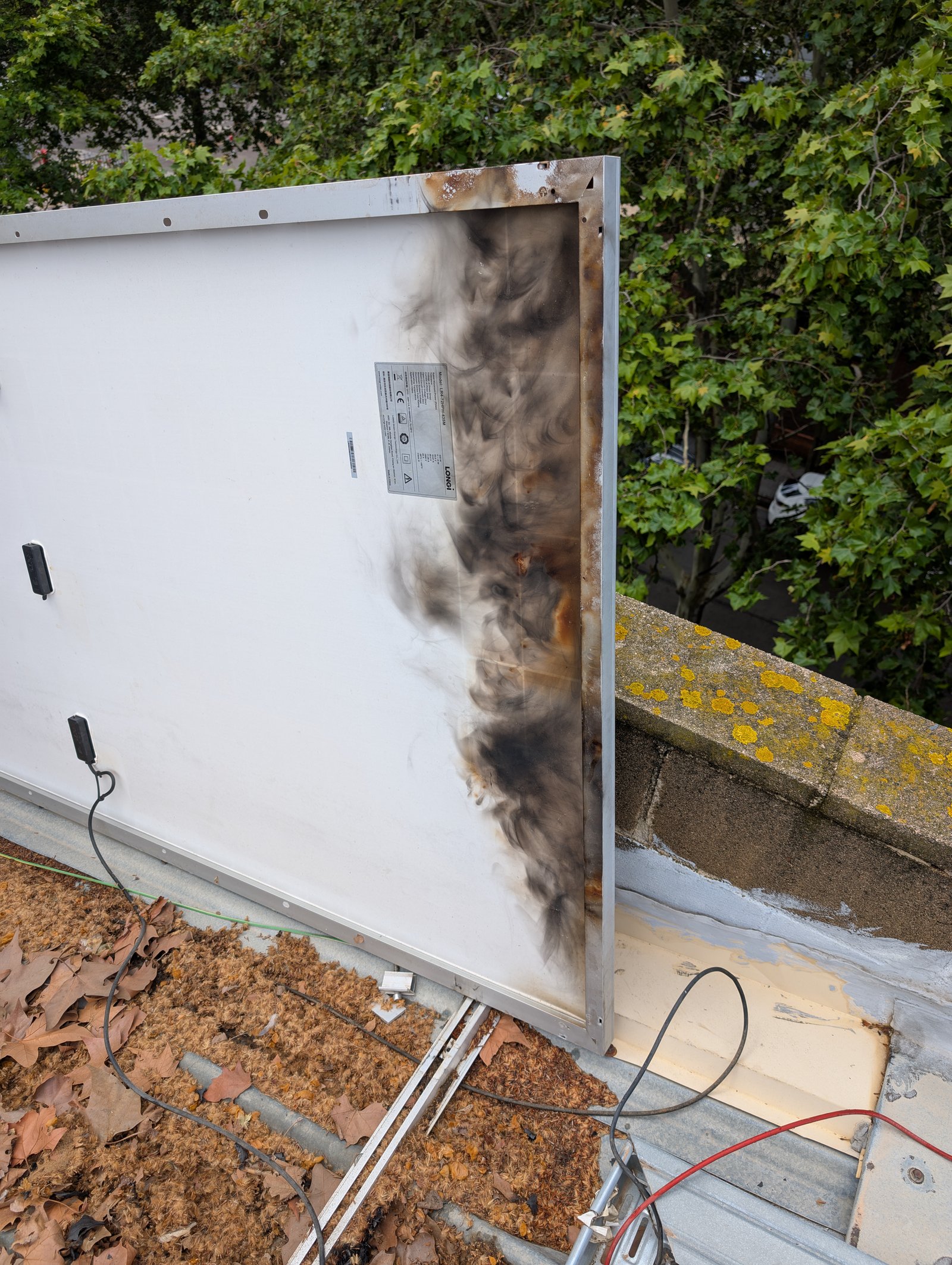 Detalle de conexión bajo un panel solar