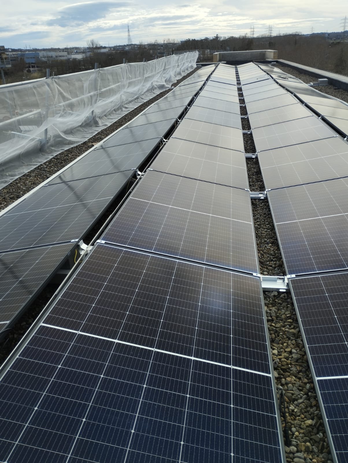 Cubierta industrial con paneles solares alineados